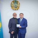 КОНСТИТУЦИЯНЫҢ 30 ЖЫЛДЫҒЫНА АРНАЛҒАН МЕДАЛЬ ЕРЕЖЕП МАМБЕТҚАЗИЕВКЕ ТАБЫСТАЛДЫ